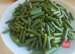 北京的 五花肉辣炒蒜苔的做法图解2