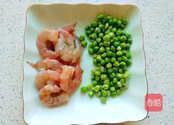 青豆虾仁的做法图解1