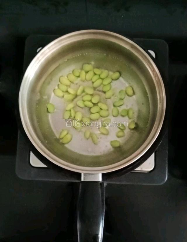 起锅烧水，水开倒入毛豆，煮至熟透