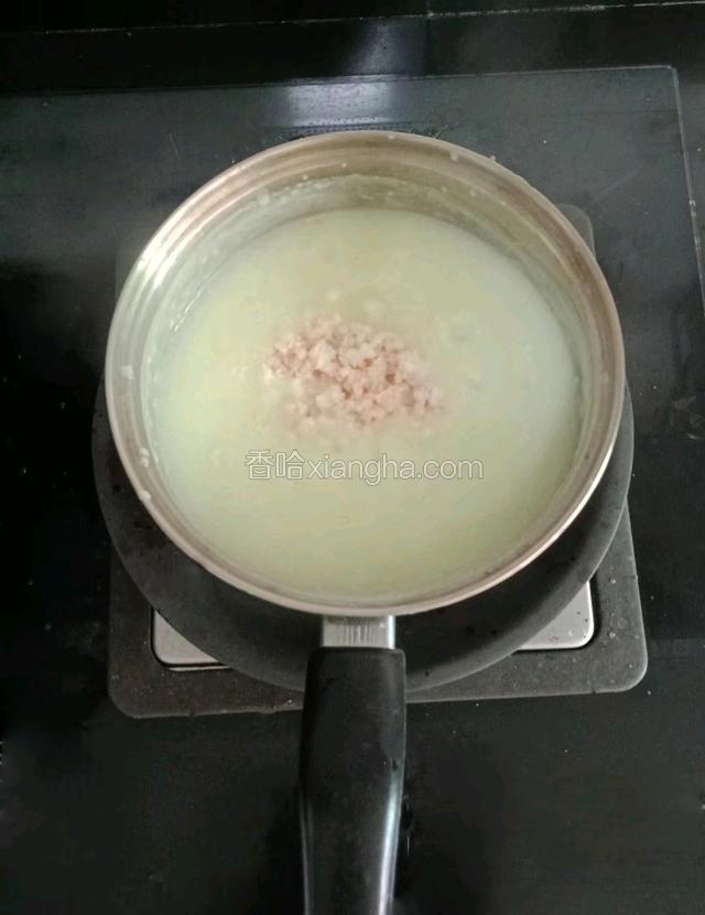 再倒入虾仁，搅拌均匀煮一分钟即可