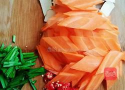 胡萝卜炒香干的做法图解2