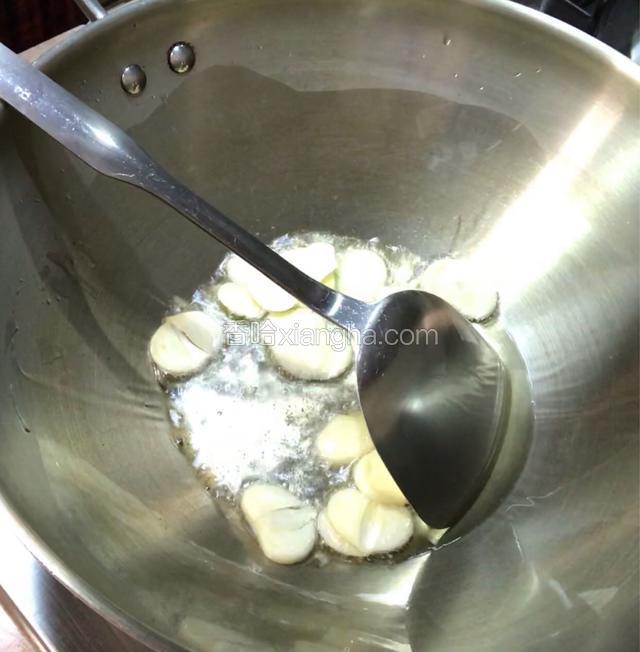 化开后下蒜片爆香。