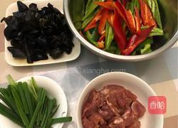 双椒木耳炒肉的做法图解1