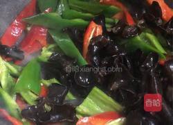 双椒木耳炒肉的做法图解3