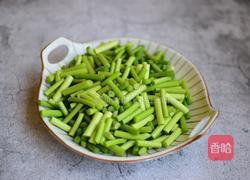 蒜苔炒鸡胗的做法图解2