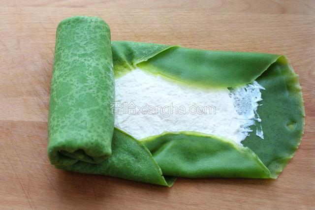 然后将上下的饼皮包起来，再从左至右轻轻卷起来即可。