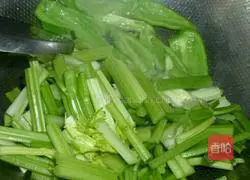 Illustration of how to make stir-fried celery 4