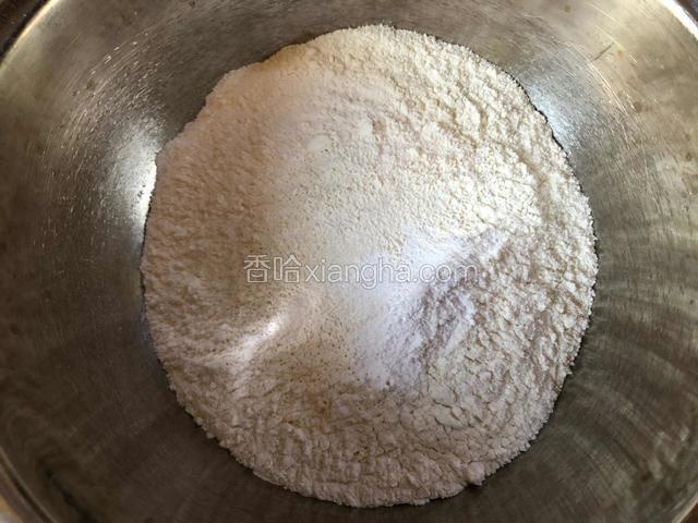 面粉中加入小苏打，泡打粉和盐拌匀。