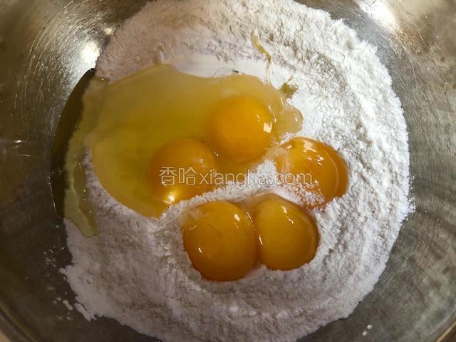 加入鸡蛋和蛋黄拌均匀，活成面团。