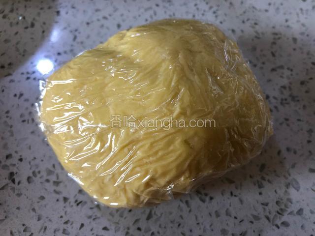 活好的面团用保鲜膜包好，醒半个小时。