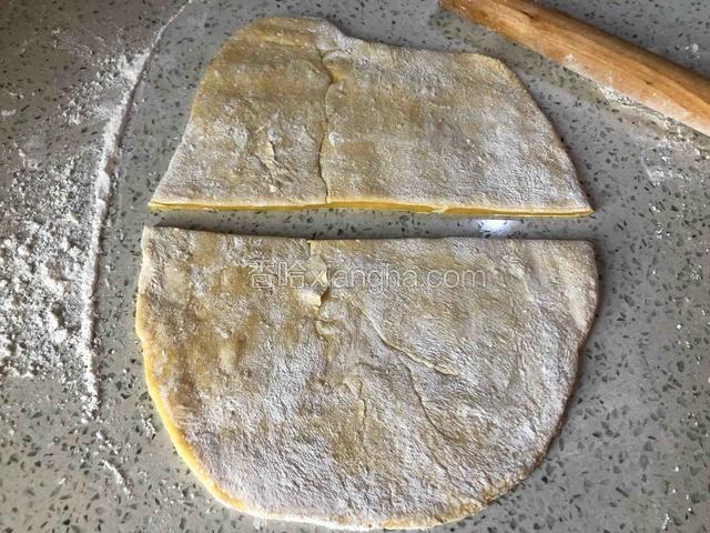 擀成1厘米厚的面片，切成两块。