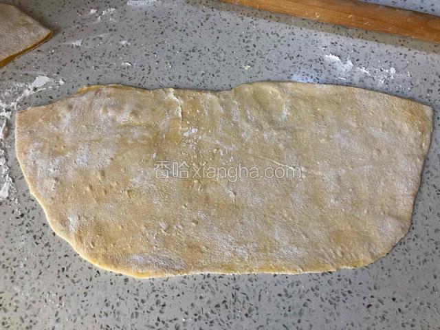 取一份面片继续擀成薄片。