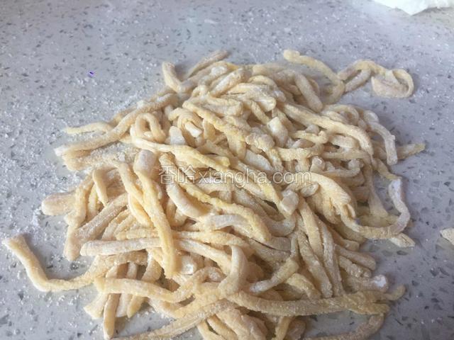切好的面条再撒少许玉米淀粉抖均匀防止面条粘连。