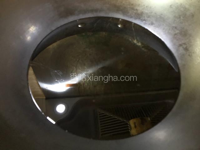 锅中放宽油烧至180度。