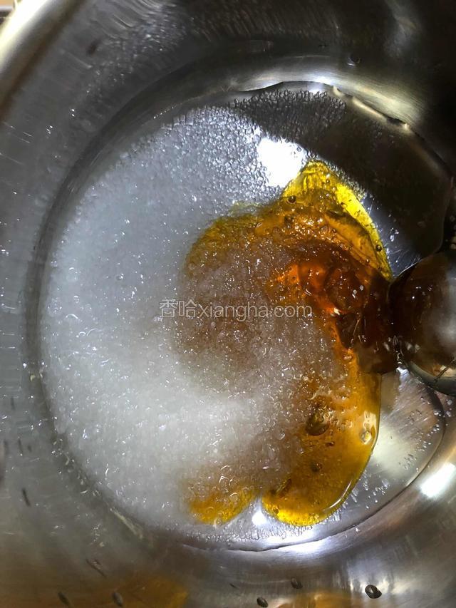 取一小锅，加入麦芽糖，细纱糖和清水熬煮。