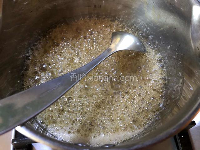 煮至浓稠起泡，温度在110-120度左右即可。（没有温度计的，可以把糖浆滴人清水中，糖浆变成软弹不粘手的珠球即可）