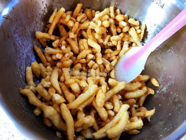 用刮刀快速的拌均匀。