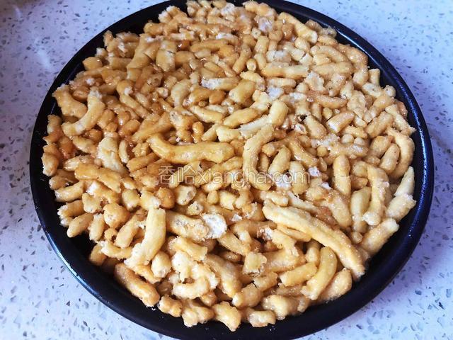 倒到披萨盘中压平，放在晾凉。