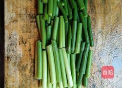 蒜苔炒腊肠的做法图解1