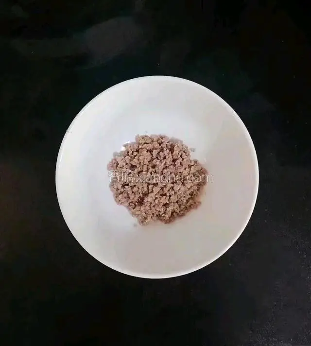 捞出后稍稍清洗下剁碎