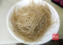 芹菜炒粉条的做法图解2