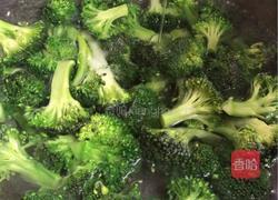蒜香肉盖浇西兰花的做法图解3