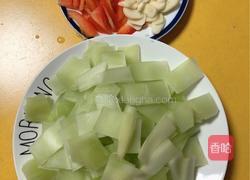 爽口炝拌莴笋的做法图解1