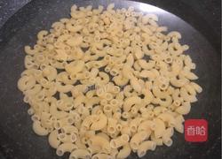 瘦肉炒通心粉的做法图解1