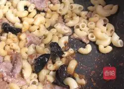 Illustration of how to make fried macaroni with lean meat 6