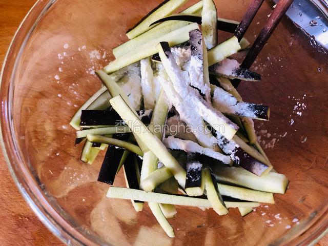 把茄条放入盆里，加入淀粉拌匀。