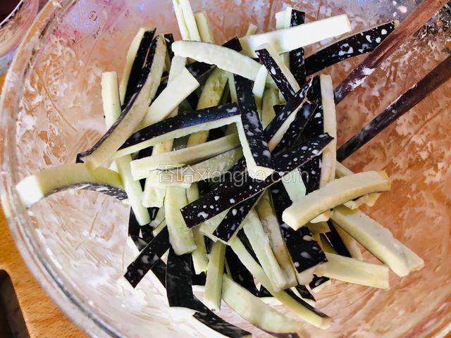 尽量让每根茄条都粘上淀粉。