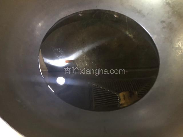 锅中放宽油，烧至八成热。
