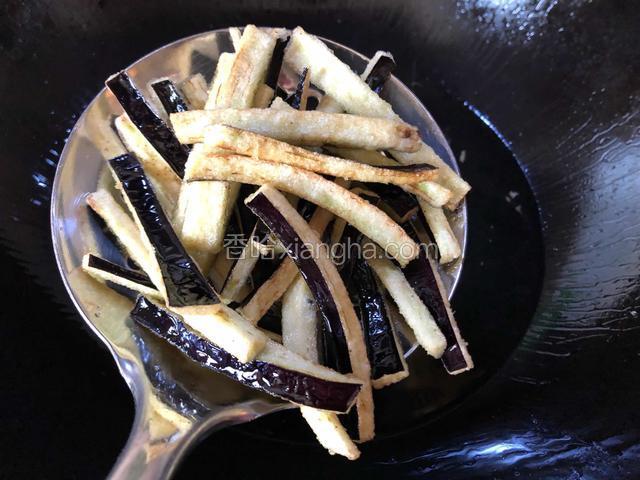 把炸好的茄条捞出控油备用。