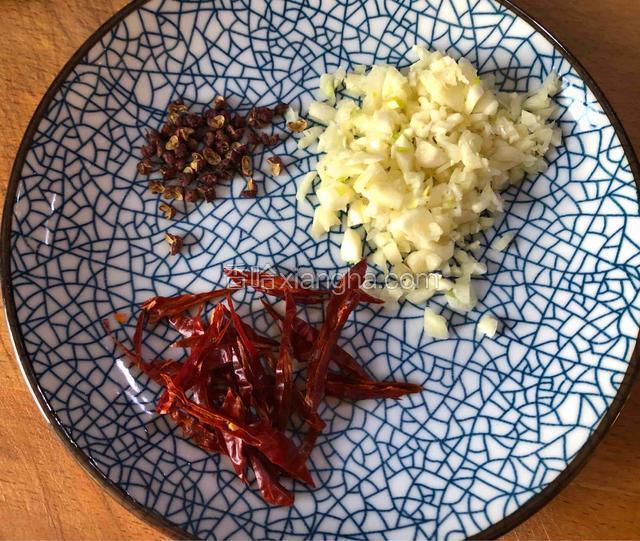 干辣椒去籽剪成条，蒜切成末。