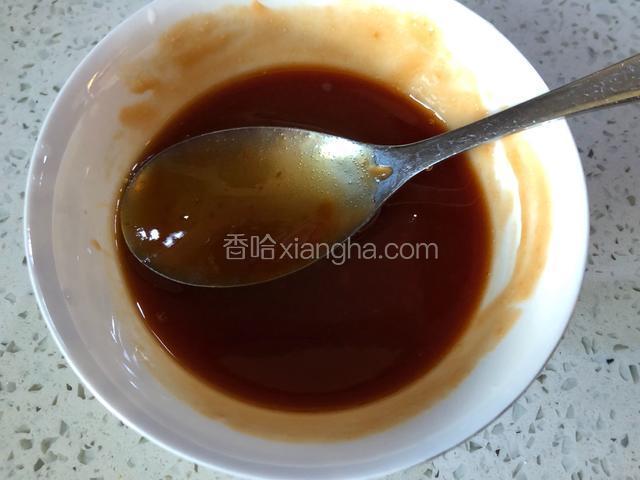 取一小调入3勺蕃茄酱，2勺白醋，1大勺白糖和1勺生抽调匀。