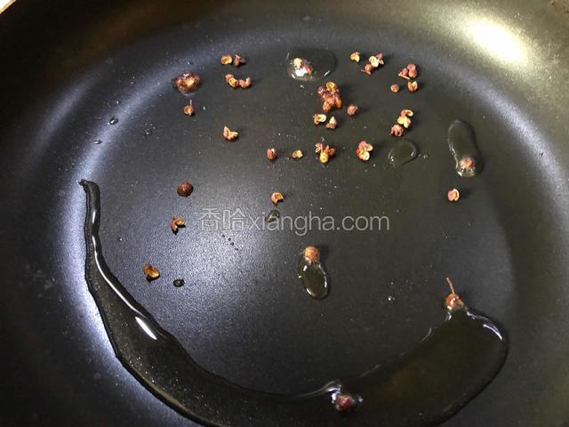 锅中加入少许油放入花椒炒香。