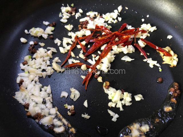 再放入干辣椒和蒜末炒香。