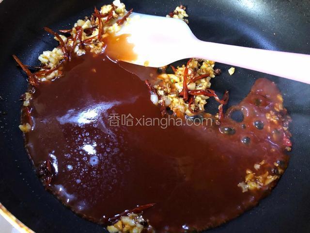 最后浇入酱汁。