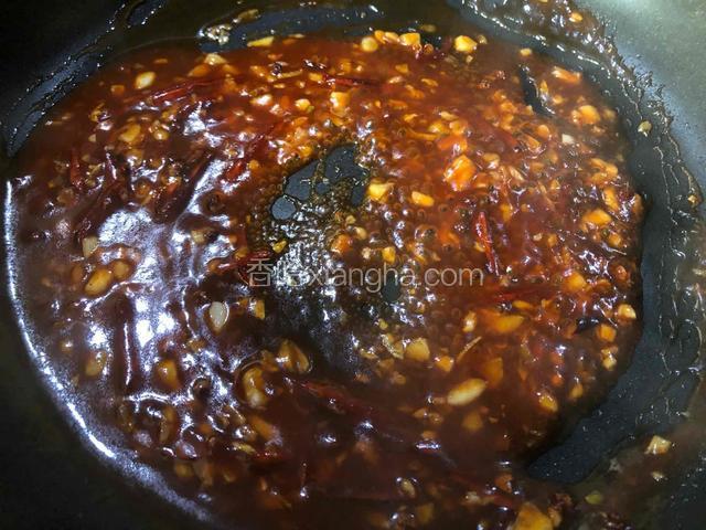 用中小火烧至酱汁浓稠即可。