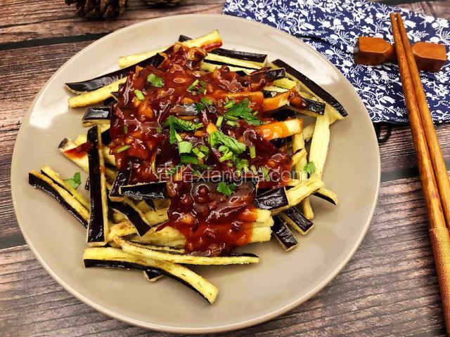 把烧好的酱汁浇到茄条上就可以食用了。也可以直接粘着吃。