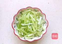 Illustration of how to make fried celery with dried fragrant celery 1