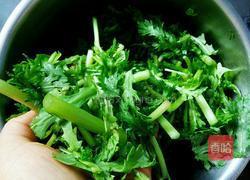 清炒蒜蓉茼蒿的做法图解1