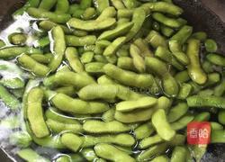 凉拌毛豆的做法图解1