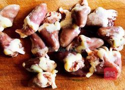 青蒜苗炒鸡心的做法图解1