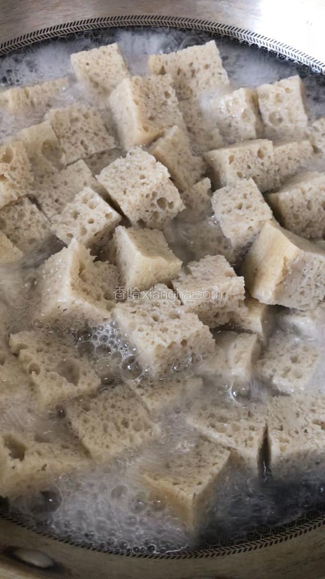 放入开水中焯水