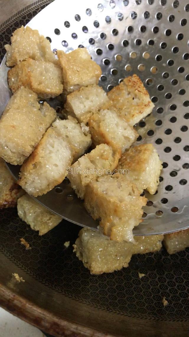 煎至两面金黄色捞出控油
