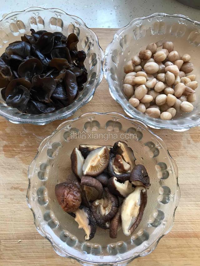 把浸泡后的木耳，香菇洗净，花生煮熟