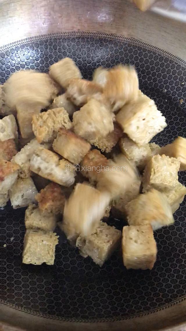 放入烤麸翻炒