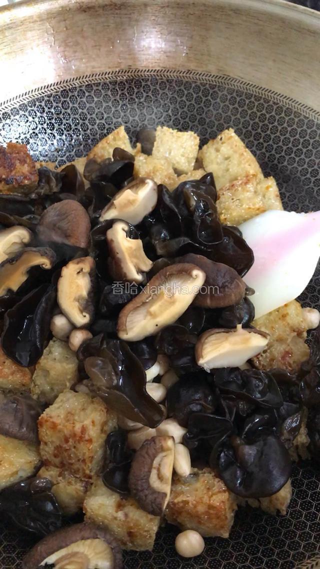 再加入木耳，香菇翻炒