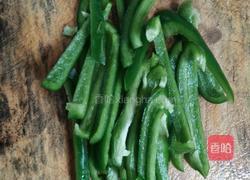 青椒炒鱿鱼的做法图解1